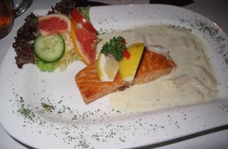 Запечённая форель сохранила сочность в мандариновой глазури — шеф-повара