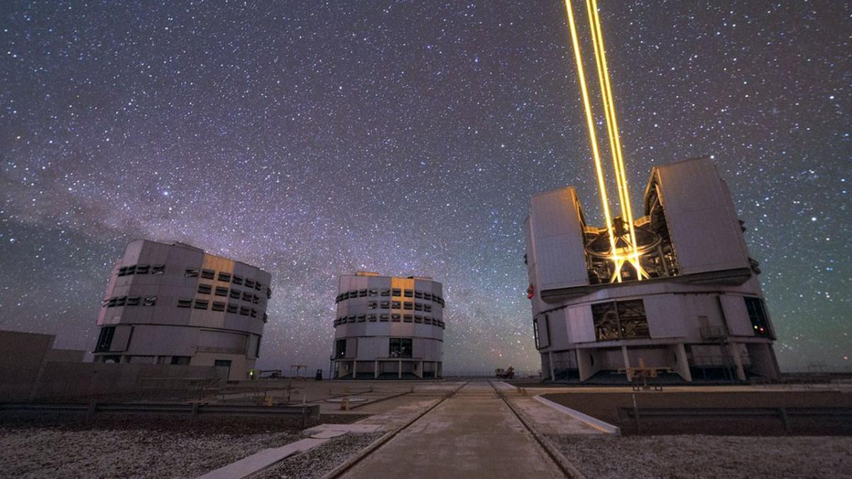 Три телескопа ESO в составе Очень Большого Телескопа VLT Три телескопа ESO в составе Очень Большого Телескопа VLT