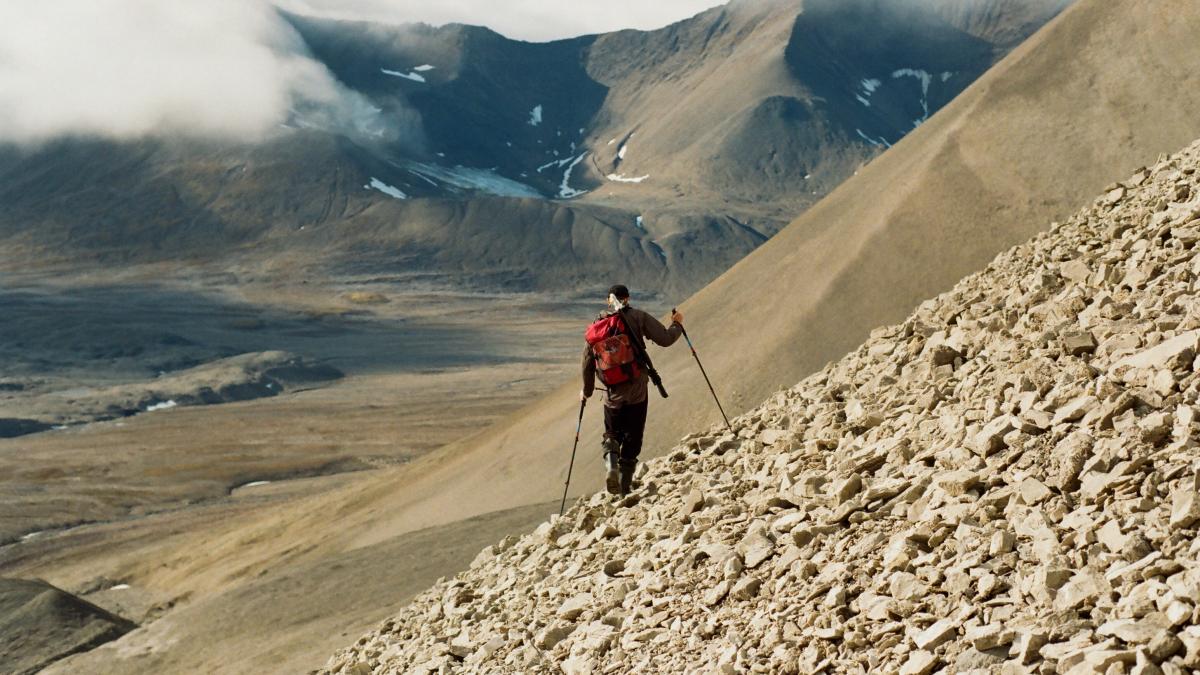 Гляциолог и мерзлотовед В. следует к месту своей работы. Архипелаг Шпицберген, август’21