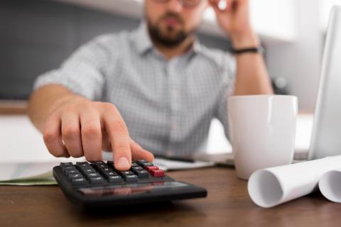 Forbes: налоговая служба проверяет зарубежные доходы россиян за прошлые годы