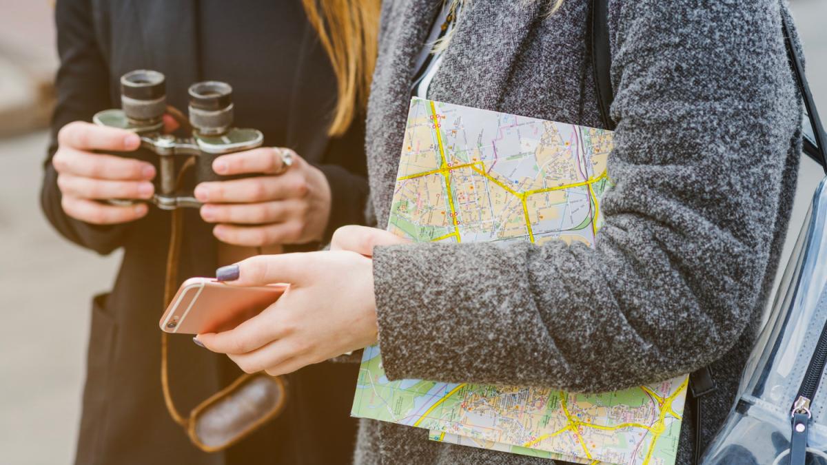 Неопознаваемые женщины-путешественники