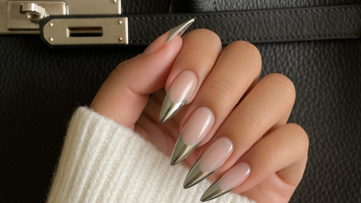 Ногти с серебряным френчем