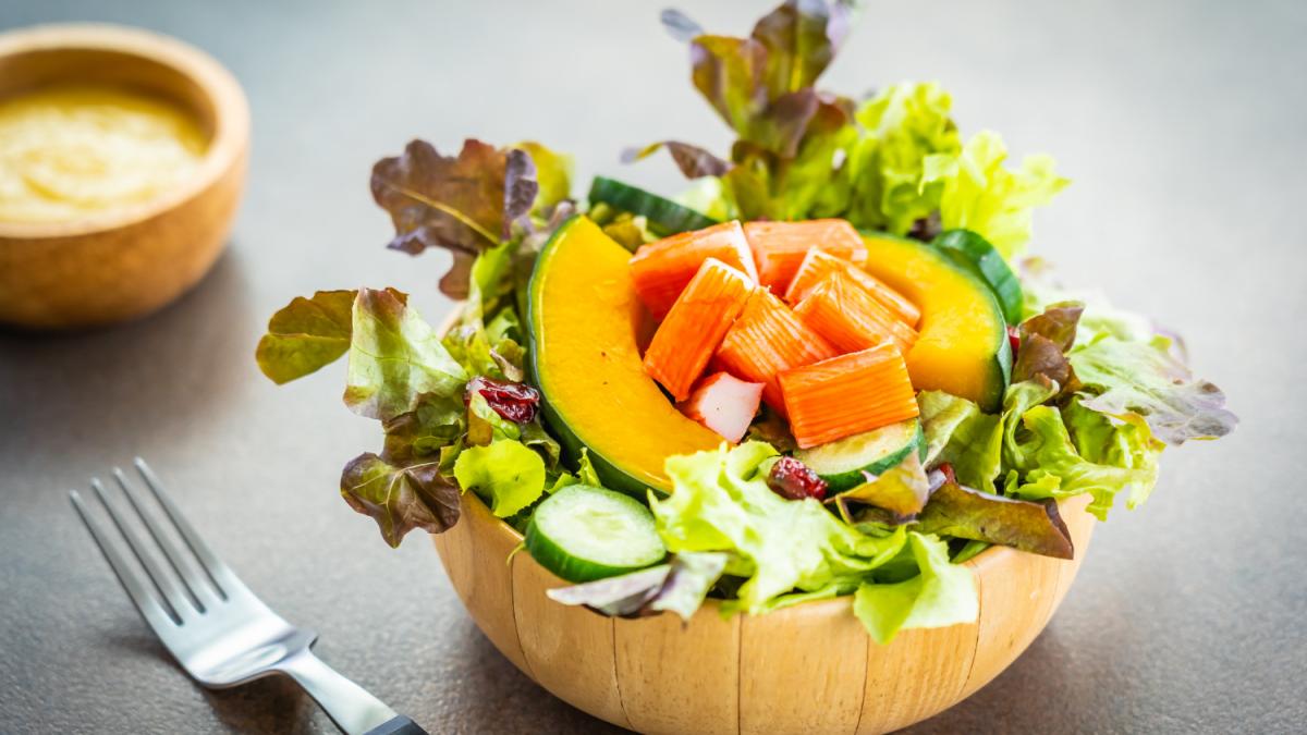 Салат с хурмой, авокадо и моцареллой