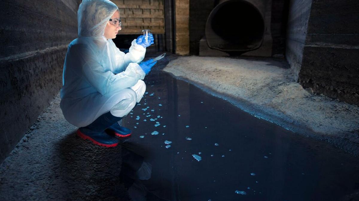 Учёная берёт пробу сточных вод