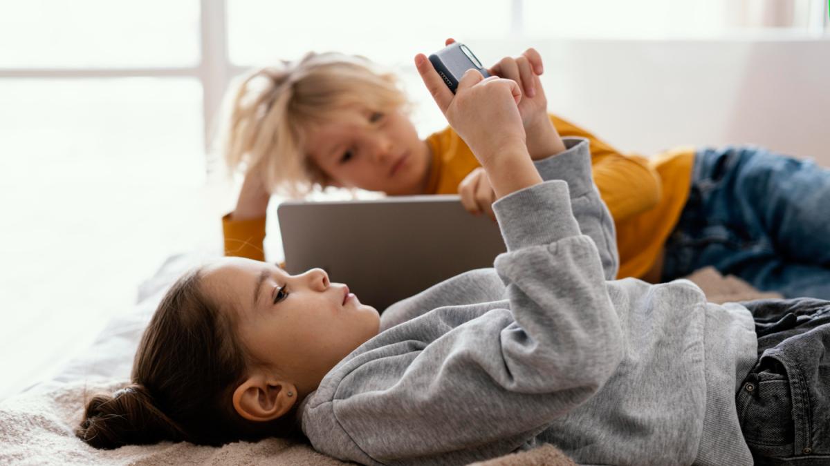 дети с телефонами дети с телефонами