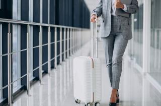 Эксперт рекомендовала скручивать вещи рулонами для экономии места