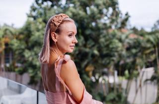 Икона стиля и стиль иконы: простой аксессуар из девяностых внезапно захватил соцсети и улицы