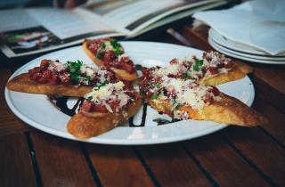 Не думал, что кусочек багета способен на такое: всего три начинки — и мурашки от вкуса