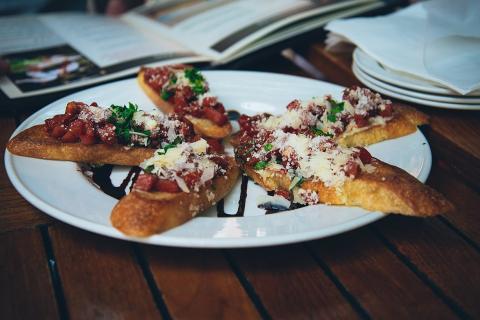 Не думал, что кусочек багета способен на такое: всего три начинки — и мурашки от вкуса