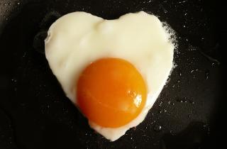 Сахар и насыщенные жиры утром повышают нагрузку на сердце — кардиолог Диала Ститие