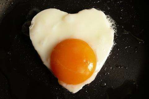 Сахар и насыщенные жиры утром повышают нагрузку на сердце — кардиолог Диала Ститие