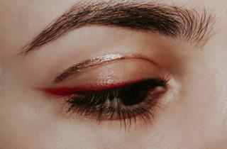 Идеальный макияж без слёз и ватных палочек: найден способ рисовать стрелки за 10 секунд