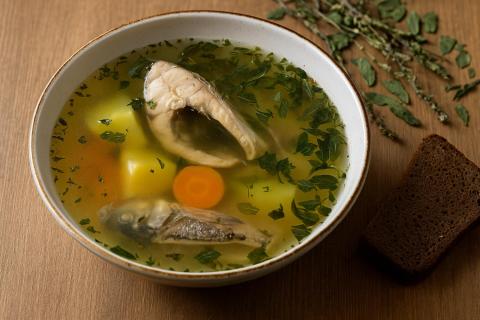 Эксперты по русской кухне отметили особый вкус ухи из байкальского омуля в сезон улова