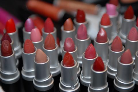 Один неверный оттенок — и возраст уже не скрыть: как выбирать помаду, если вам немного за 50