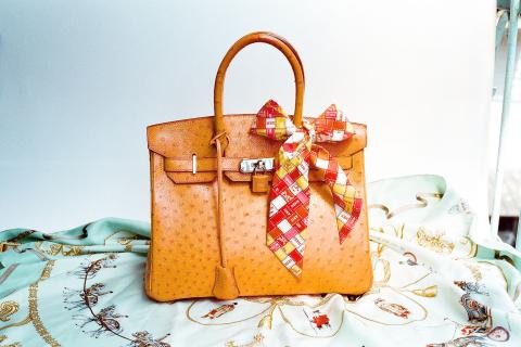 Эта сумка всё рушит — даже если костюм с иголочки