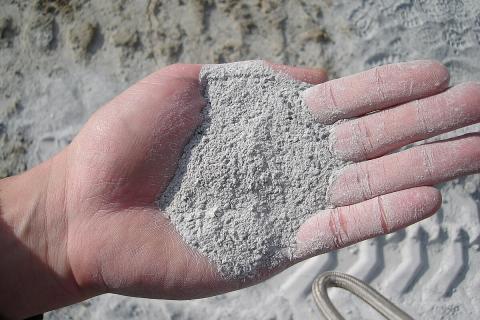 Учёные улучшили микроструктуру цемента нанолистами графена