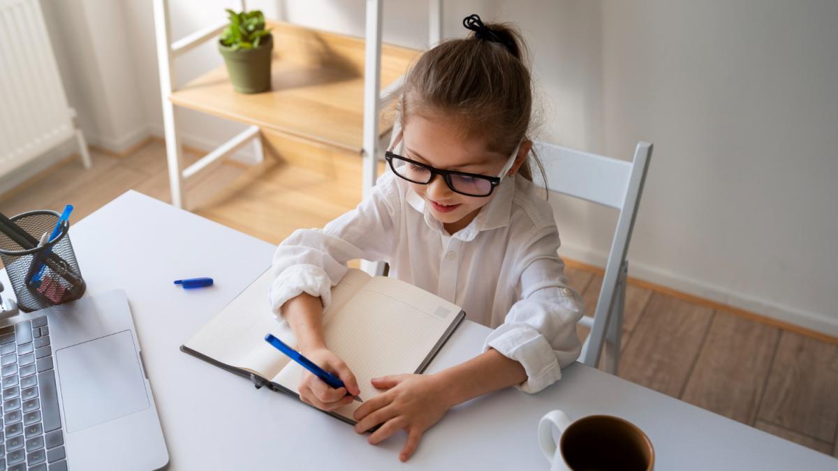 ребенок учится дома