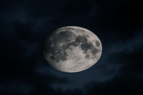 Почему Луна отдаляется от Земли