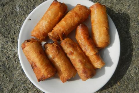 Овощи, травы и заправка — салат-роллы тают во рту