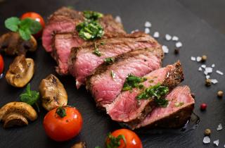 Томление сделало говядину мягкой в зимнем рецепте — повара