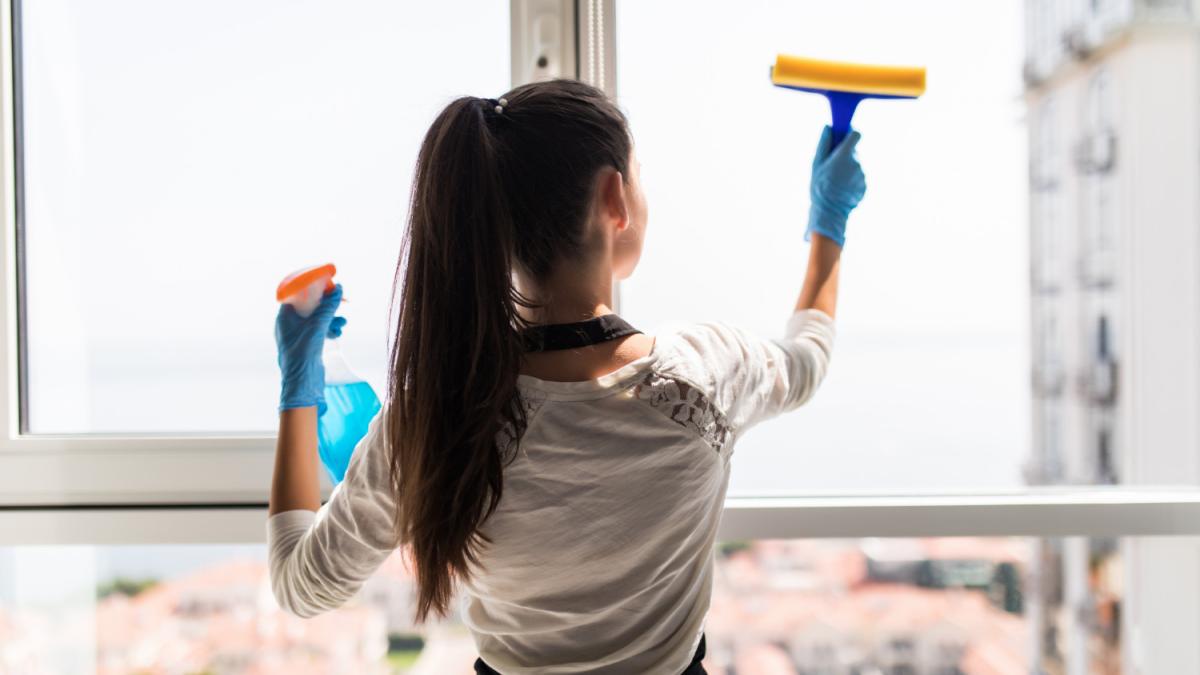 Девушка моет окна