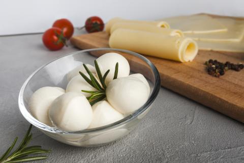 Сырные шарики из Фетаксы придали салату Ревнивец фирменную текстуру — Едим Дома