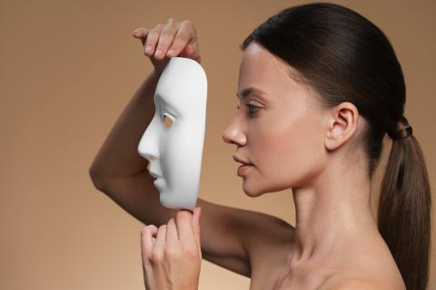 Дерматолог Ирина Куроедова описала уход, снижающий кожные последствия кортизола