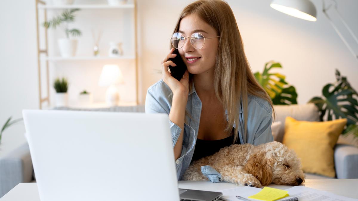 Девушка работает дома