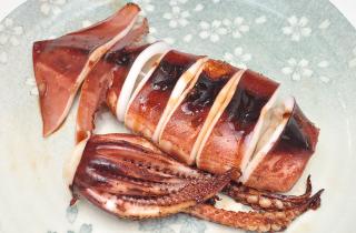 Салат с кальмарами может стать лёгким праздничным вариантом для Нового года — Едим Дома