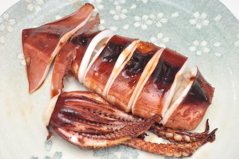 Салат с кальмарами может стать лёгким праздничным вариантом для Нового года — Едим Дома