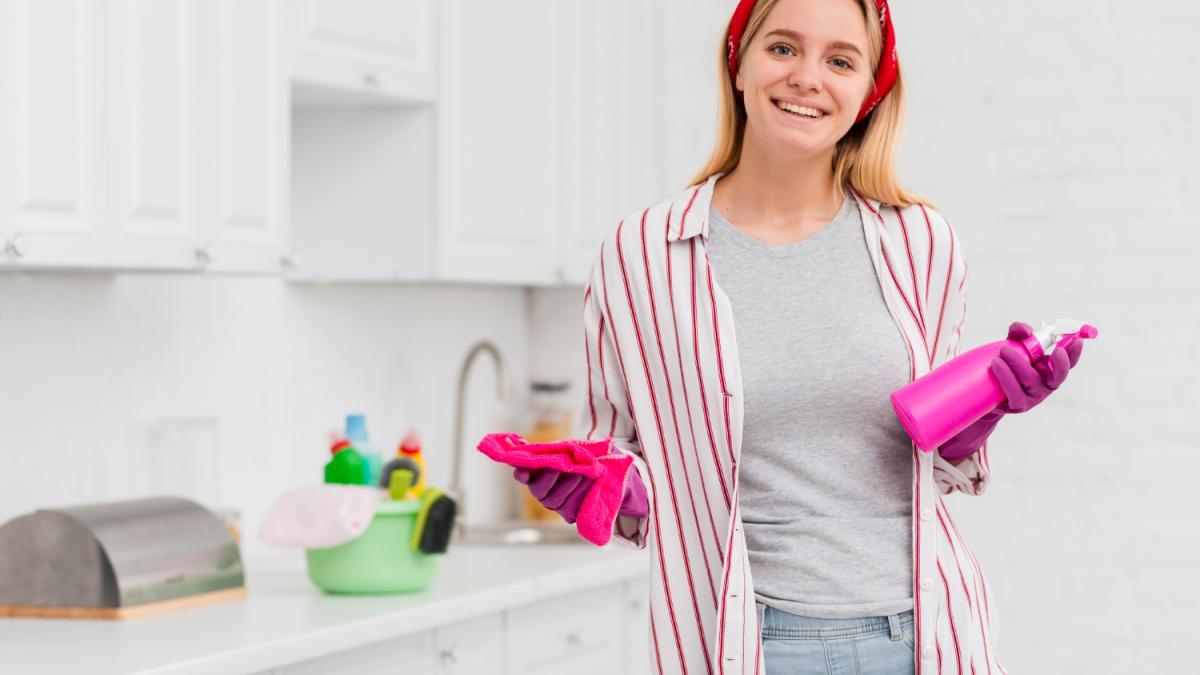 Улыбающаяся женщина готова к уборке