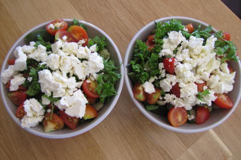 Грушево-сырный салат рекомендован как лёгкое блюдо для ужина — нутрициологи