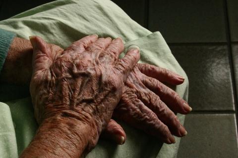 Не мицеллярка и не тоник: вот чем умывались бабушки и спасались от жары