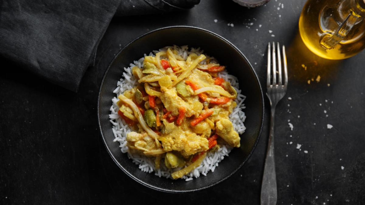 Курица с соусом и рисом