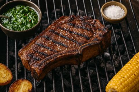 Когда соль и дым работают лучше шеф-повара: аргентинский способ жарить по-настоящему Когда соль и дым работают лучше шеф-повара: аргентинский способ жарить по-настоящему