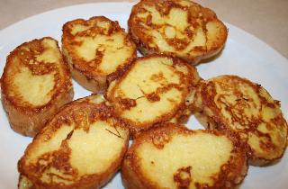 Сливочно-чесночные гренки создали зимний уют — кулинары