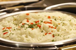 Горячее молоко обеспечило нежность рождественского пюре — домохозяйки