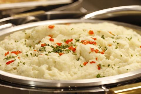 Горячее молоко обеспечило нежность рождественского пюре — домохозяйки
