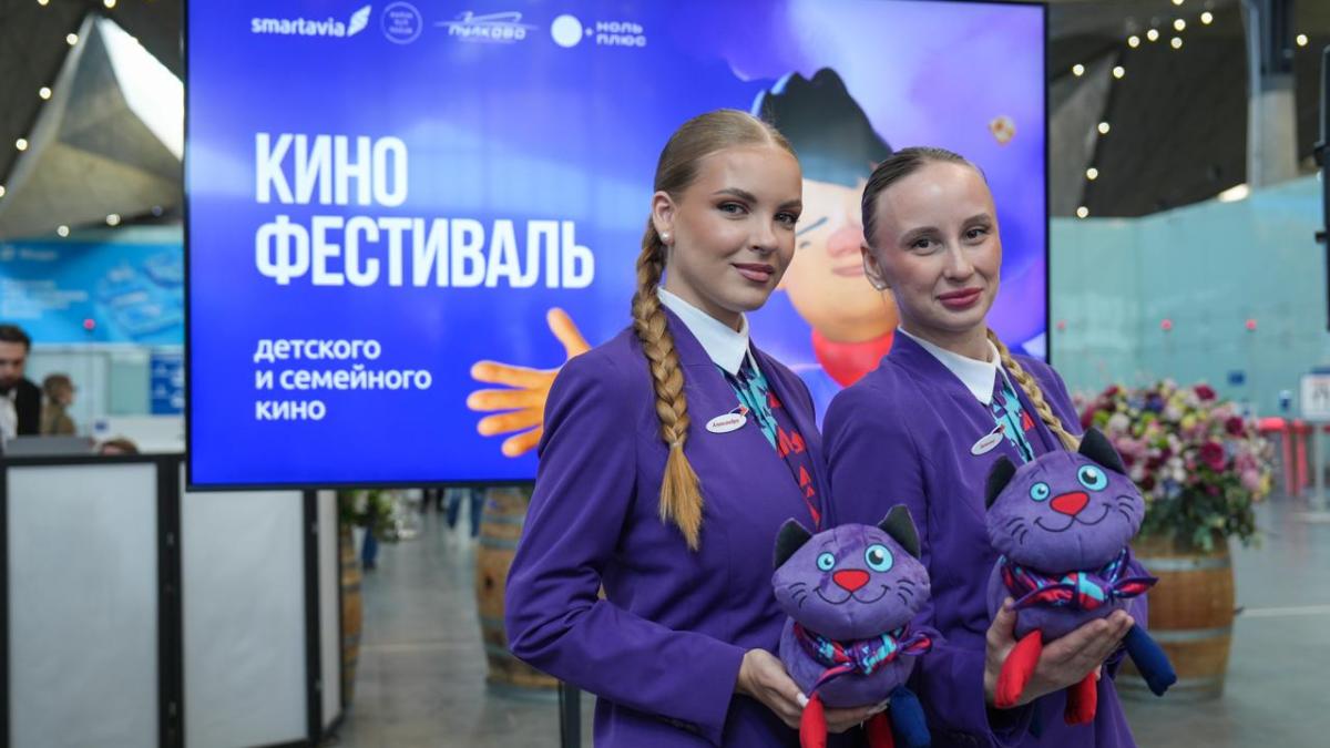 девушки с игрушками в аэропорту