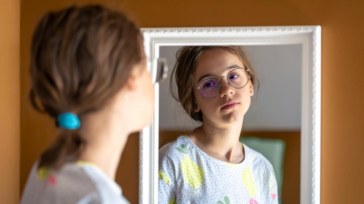 девочка смотрит в зеркало