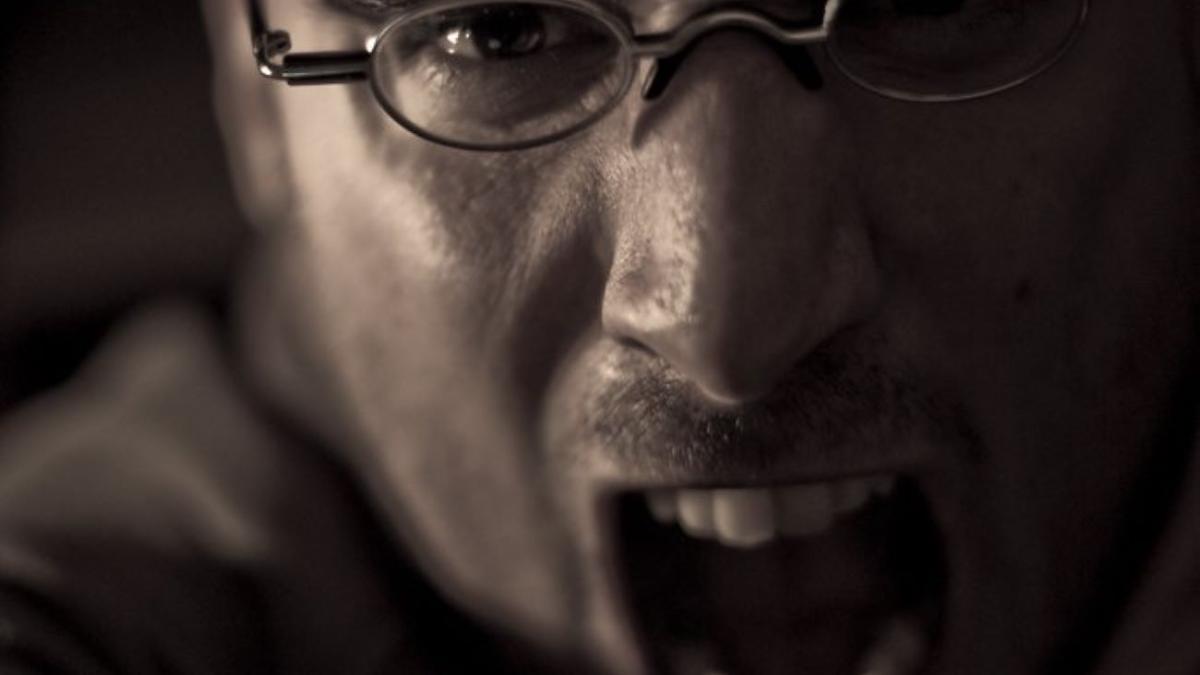 Мужчина кричит