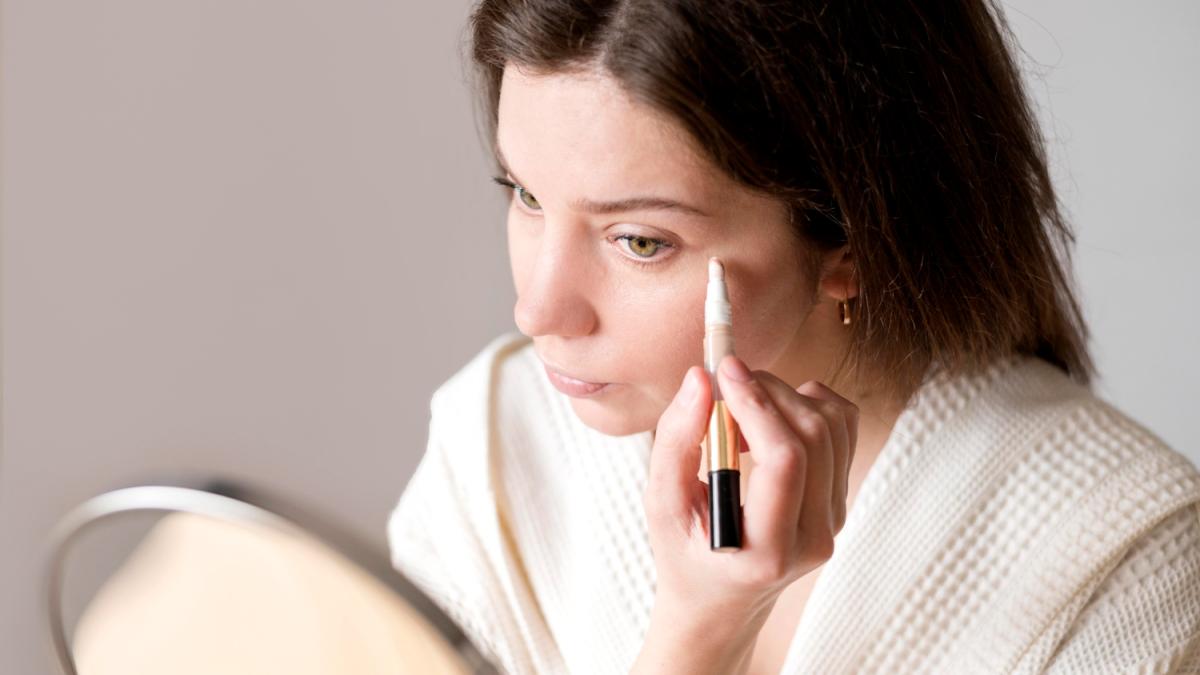 девушка делает макияж