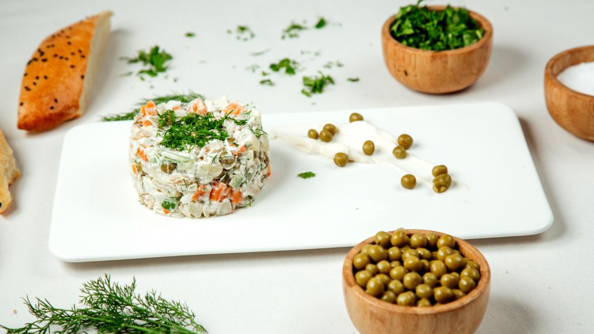 Салат с зелёным горошком