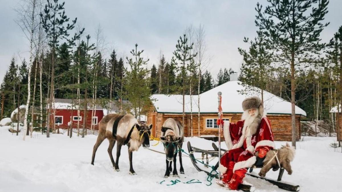 Дед Мороз на санях с оленями