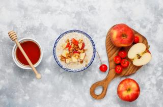 Гранола с яблоками идеально подходит для веганов, если заменить мед на агаву — кулинары