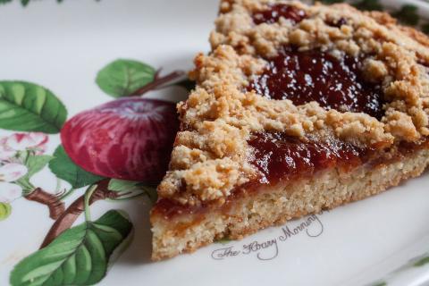 Орехи в пироге добавляют полезные жиры и белки, улучшая его питательную ценность — повара