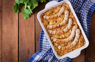 Сосиски с картошкой в духовке с чесноком улучшат настроение — повара