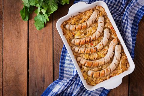 Сосиски с картошкой в духовке с чесноком улучшат настроение — повара