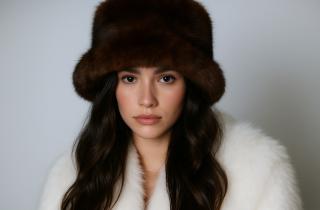 InStyle: плюшевые шапки вытесняют вязаные модели из зимних трендов