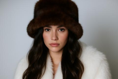 InStyle: плюшевые шапки вытесняют вязаные модели из зимних трендов